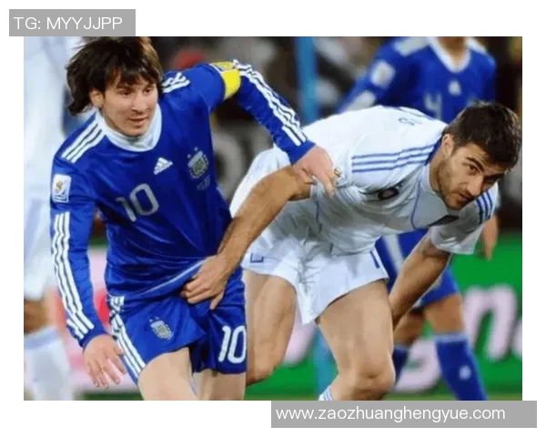 足球明星突发晕倒事件引发关注健康问题与运动员职业生涯的隐患探讨